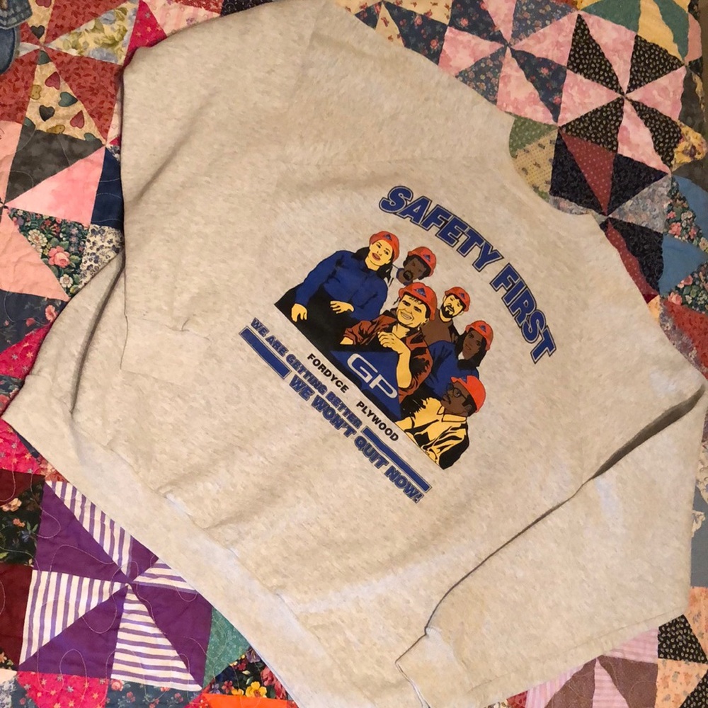 Vintage heather graphic sweatshirt!